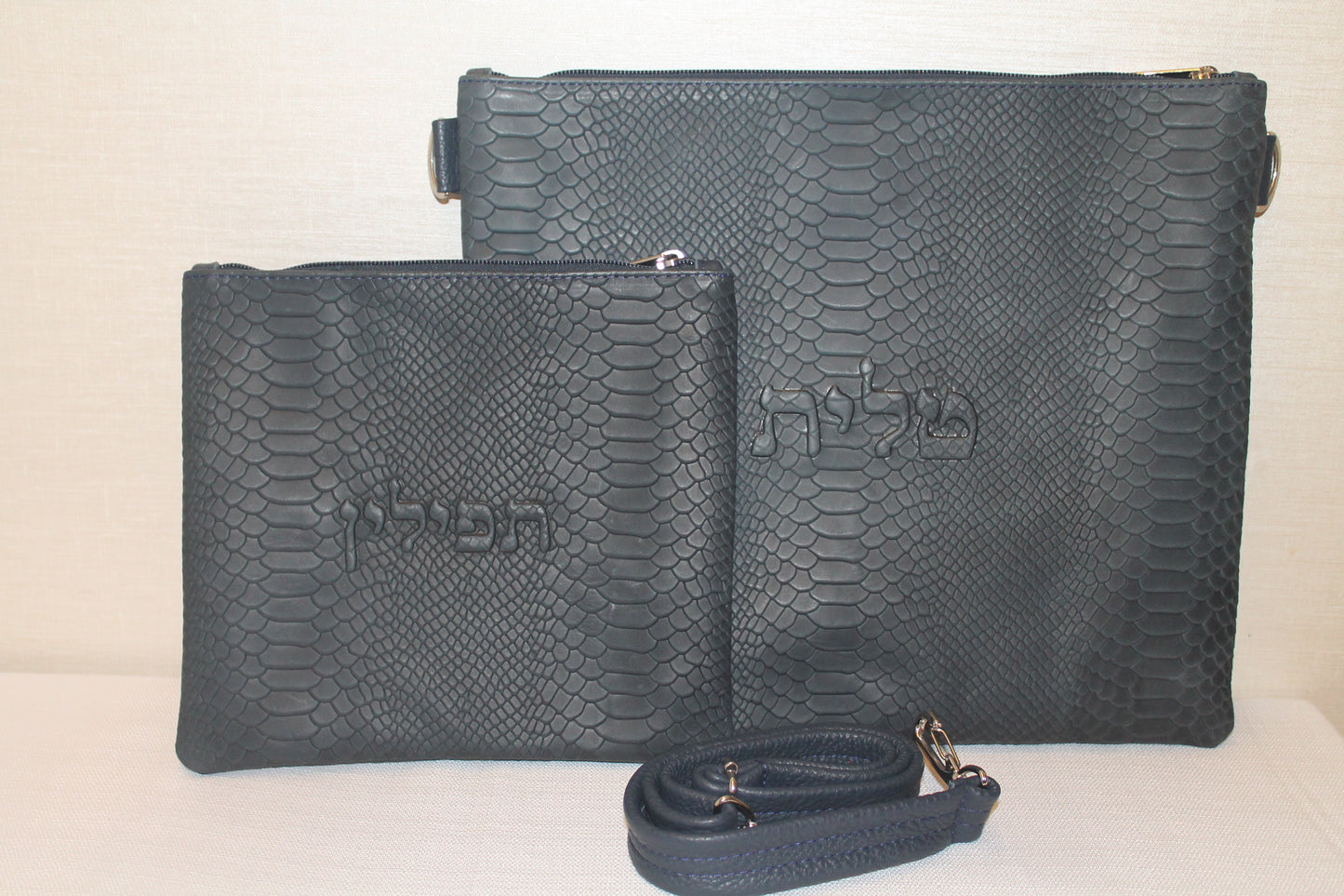 כיסוי טלית ותפילין עם רצועה מ100% עור