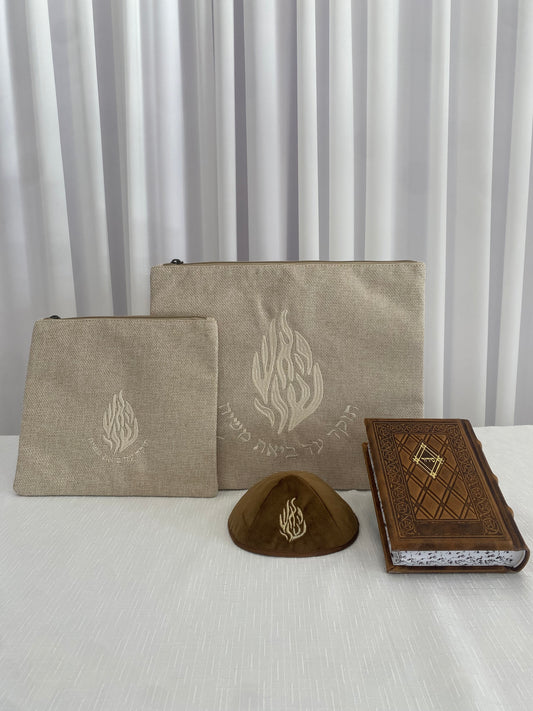 סט חתנים מהודר הכולל כיסוי לטלית ותפילין סידור מעור וכיפה