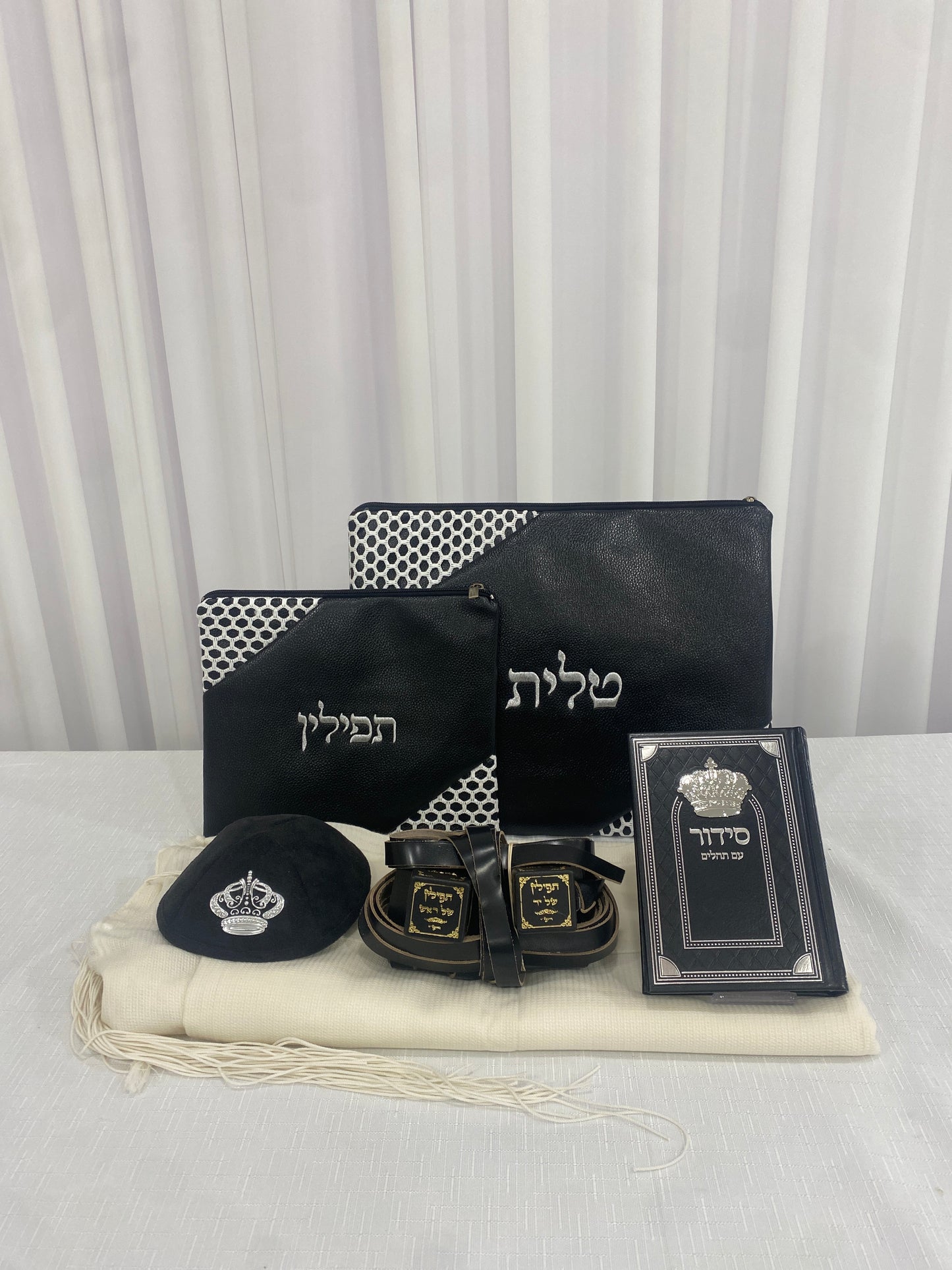 סט חתנים תפילין טלית כיסויים לטלית ותפילין סידור וכיפה