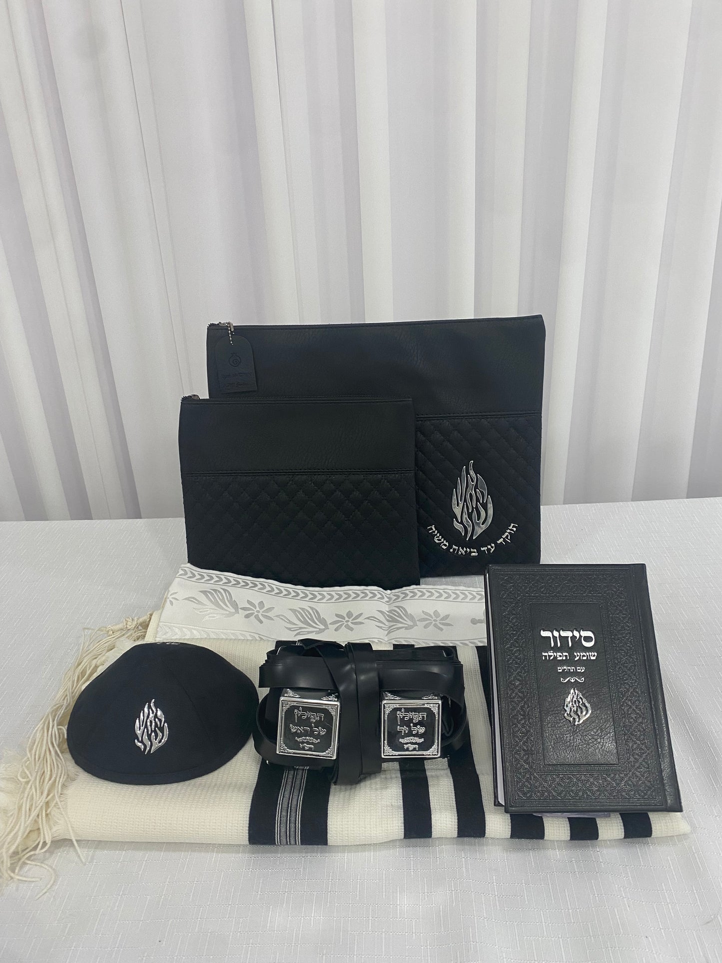 סט חתנים תפילין טלית כיסויים לטלית ותפילין סידור וכיפה