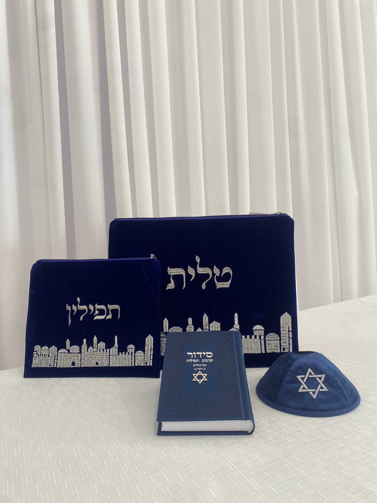 סט חתנים מהודר הכולל כיסוי לטלית ותפילין  סידור וכיפה